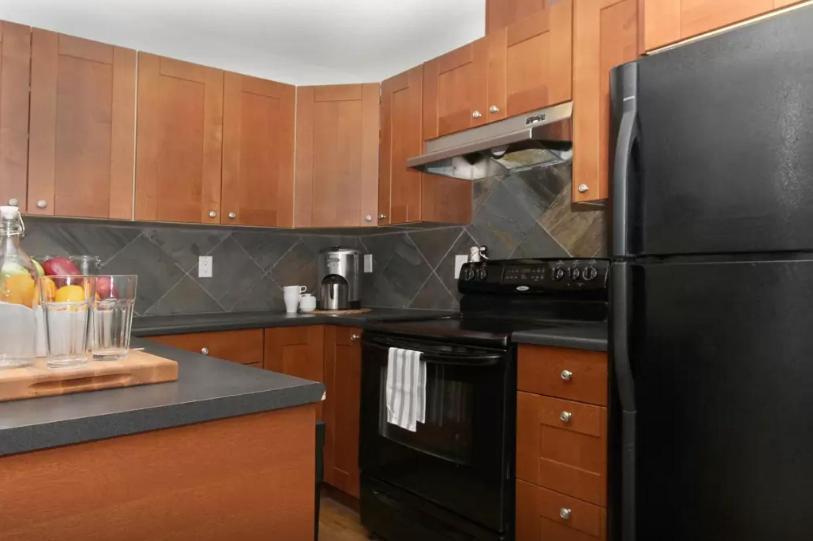 Cozy 2-Bedroom Condo Near Downtown, With Laundry, Parking, Balcony YYC Exterior foto